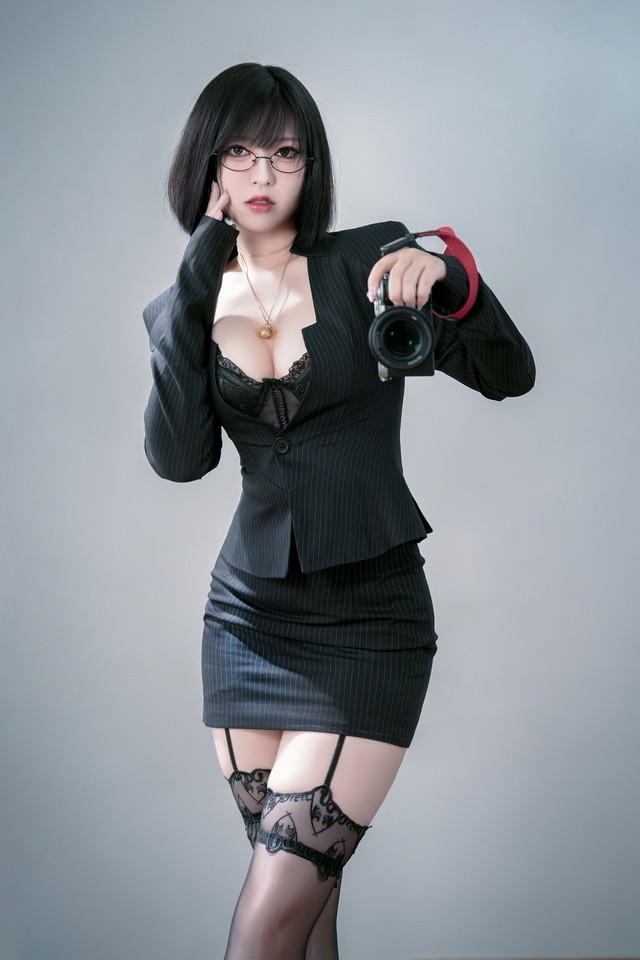 半半子《上司様Vol.02》甜辣职场风COS，冷艳女上司造型全解析 [42P5V-339MB]