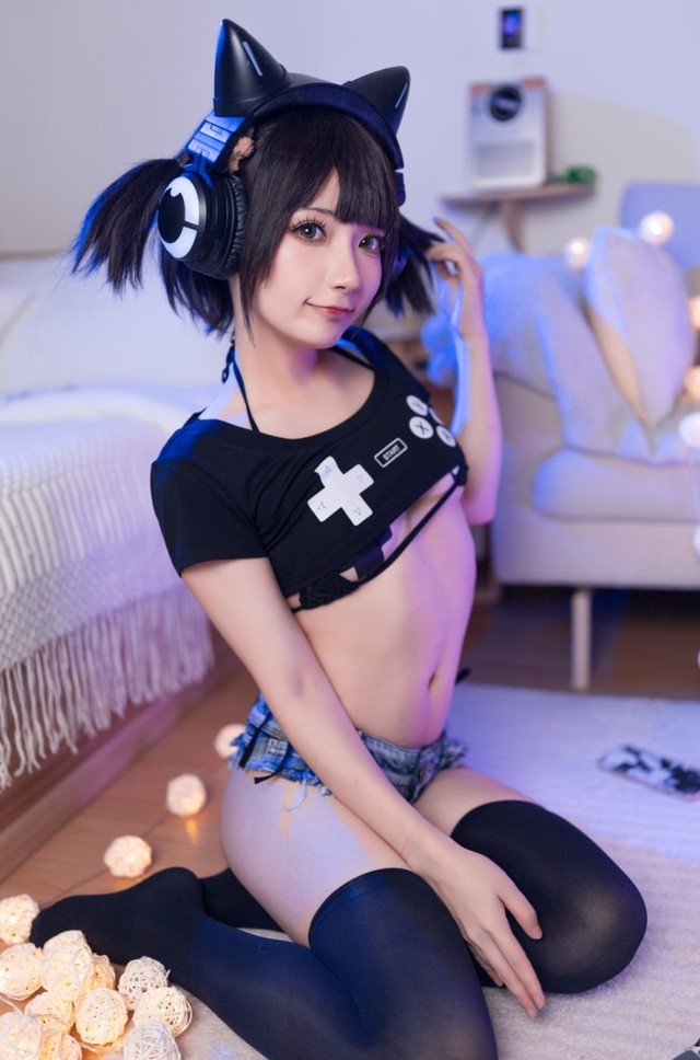 三三cos《偷玩游戏机的少女》元气日常！复古像素风还原游戏少女的快乐瞬间[48P-703MB]