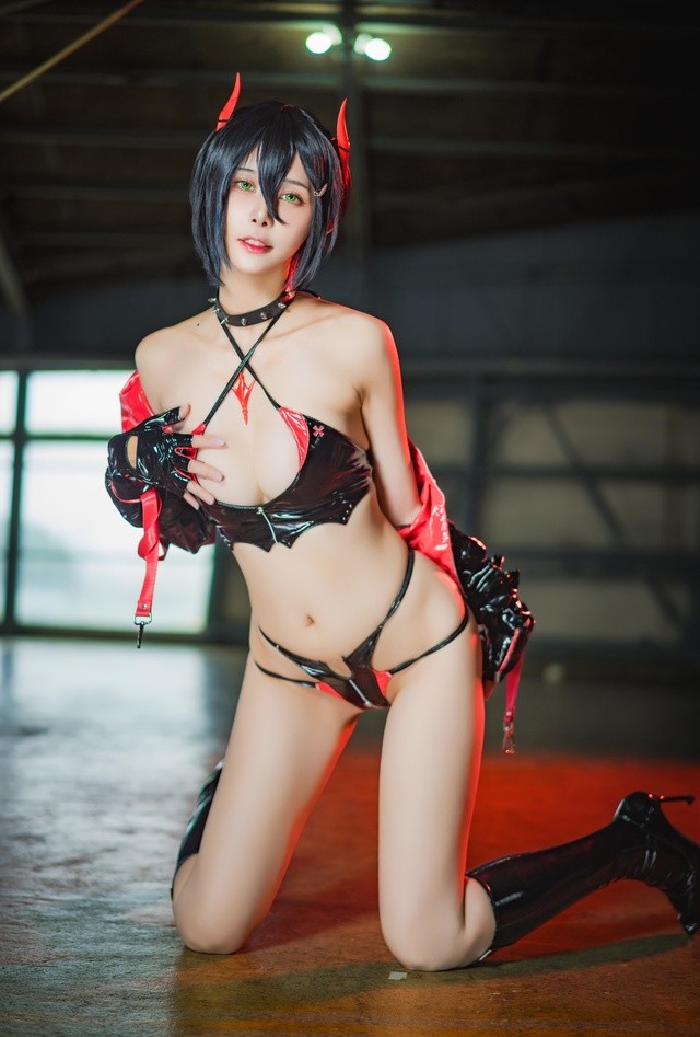 零崎沙耶cos碧蓝航线胡滕：银发异瞳冷艳战列舰娘cos全解析 [141P-931MB]