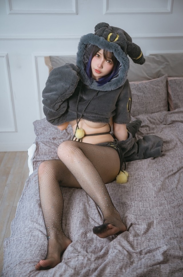 狐洛洛子化身月之伊布：精灵系cos女神的幻想演绎 [45P-571MB]